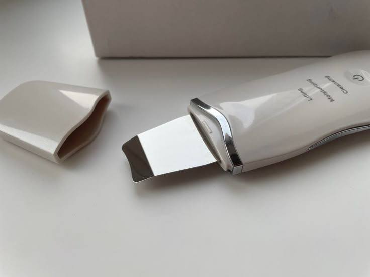 LUMI | The Ultrasonic Pore Detoxer